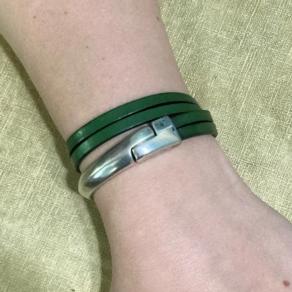 Unique Green Leather strap wrap bracelet metallic U shape magnetic closure - Picture 10 of 10